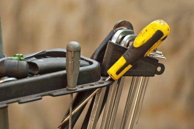 Bisiklet tamir aletleri kapanıyor. Tamir için bir sürü ekipman var..