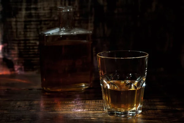 Egy Pohár Alkohol Egy Üveg Mellett Régi Whisky Palack Fekete — Stock Fotó