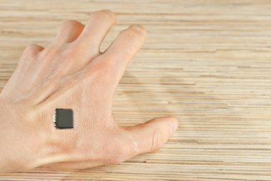 Çip derinin altına monte edilmiş. Çipler yerleştirme konsepti. Bileğindeki çip yakın plan. Lazer ameliyatından sonraki yara izleriyle..