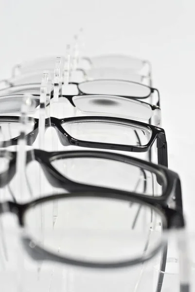 Muchos Vasos Sobre Fondo Blanco Las Gafas Apilan Una Fila —  Fotos de Stock