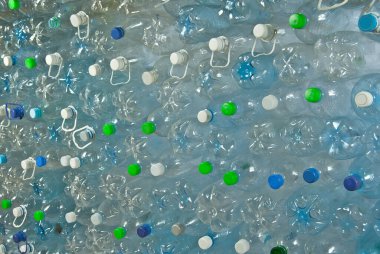 Birçok plastik şişe dökülüyor. Şeffaf su şişelerinin dokusu. Çevre kirliliği ve çevre sorunları kavramı.