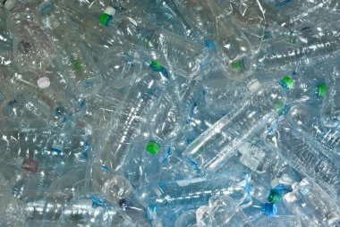 Birçok plastik şişe dökülüyor. Şeffaf su şişelerinin dokusu. Çevre kirliliği ve çevre sorunları kavramı.