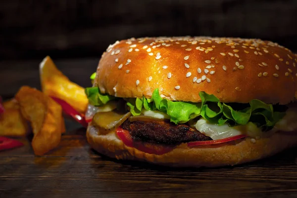 Burger Sült Krumplival Egy Sötét Deszkán Sajtburger Szelettel Gyógynövényekkel Fekete — Stock Fotó