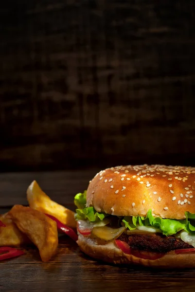 Burger Mit Pommes Auf Einem Dunklen Holzbrett Cheeseburger Mit Schnitzel — Stockfoto