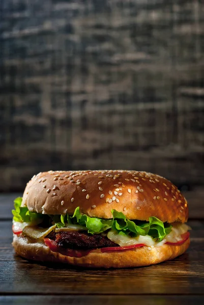 Burger Auf Einem Dunklen Holzbrett Cheeseburger Mit Schnitzel Und Kräutern — Stockfoto