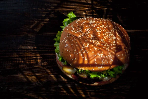 Hamburguesa Sobre Una Mesa Madera Oscura Hamburguesa Queso Con Chuleta — Foto de Stock