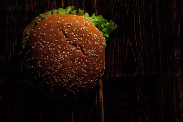 Burger Egy Sötét Táblán Sajtburger Szelettel Gyógynövényekkel Fekete Háttérrel Étel — Stock Fotó