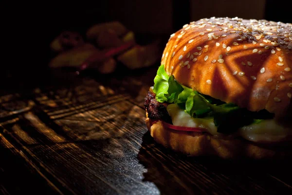 Hamburguesa Sobre Una Mesa Madera Oscura Hamburguesa Queso Con Chuleta — Foto de Stock