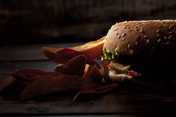 Hamburguesa Con Papas Fritas Una Mesa Madera Oscura Hamburguesa Queso — Foto de Stock