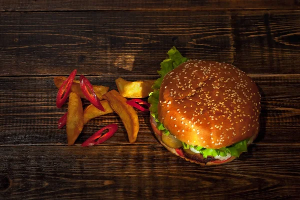 Hamburguesa Con Papas Fritas Una Mesa Madera Oscura Hamburguesa Queso — Foto de Stock