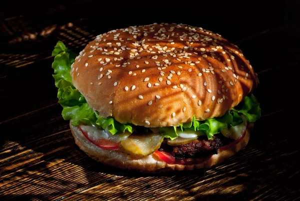 Hamburguesa Sobre Una Mesa Madera Oscura Hamburguesa Queso Con Chuleta — Foto de Stock