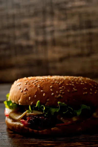 Hamburguesa Sobre Una Mesa Madera Oscura Hamburguesa Queso Con Chuleta — Foto de Stock