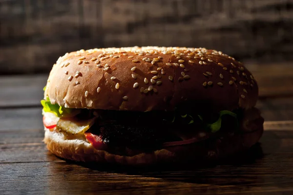 Hamburguesa Sobre Una Mesa Madera Oscura Hamburguesa Queso Con Chuleta — Foto de Stock