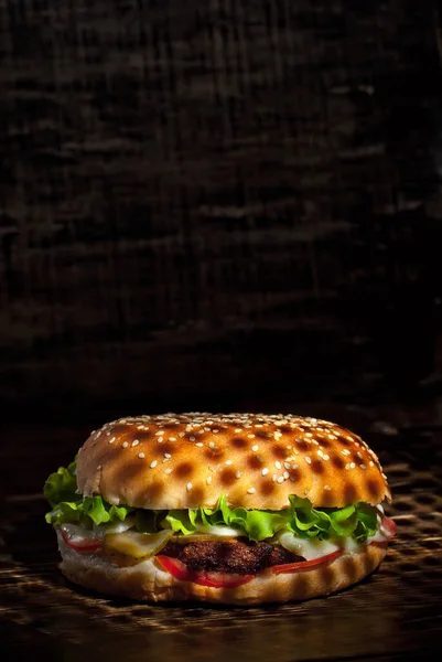 Hamburguesa Sobre Una Mesa Madera Oscura Hamburguesa Queso Con Chuleta — Foto de Stock