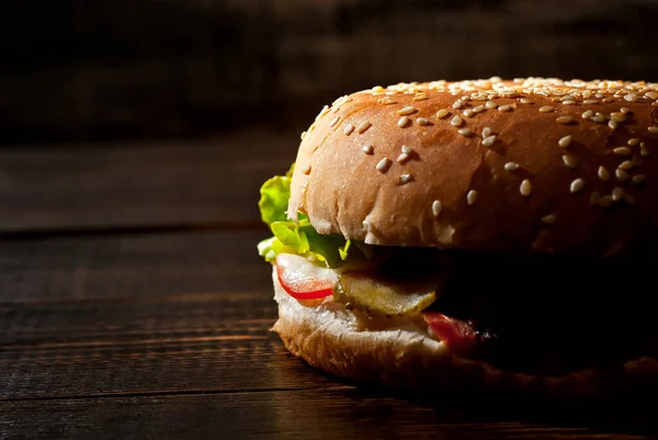 Burger Egy Sötét Táblán Sajtburger Szelettel Gyógynövényekkel Fekete Háttérrel Étel — Stock Fotó