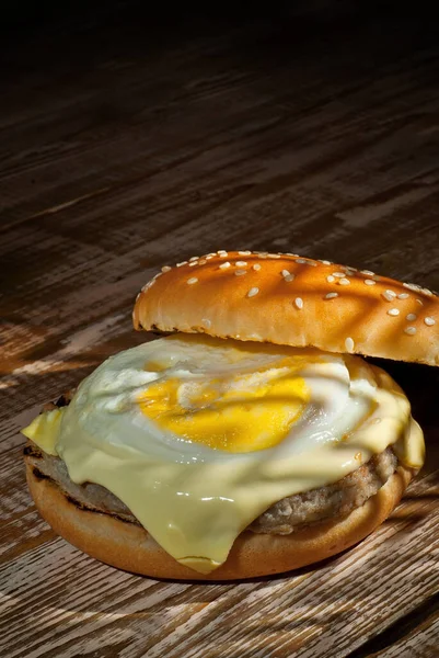 Cheeseburger Mit Auf Rosa Holzgrund Burger Mit Kontrastierendem Dramatischem Licht — Stockfoto