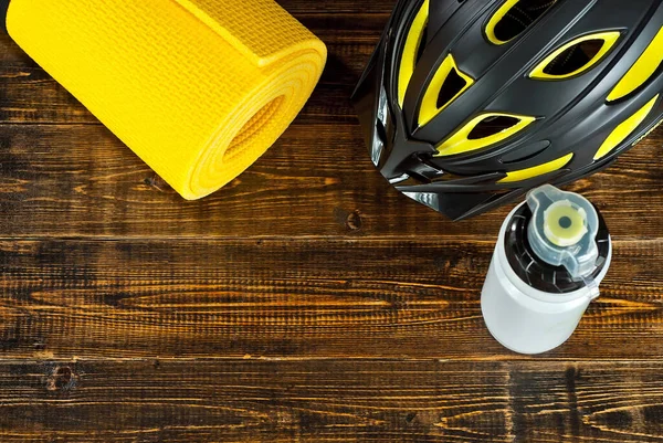 Casco Bicicletta Tappetino Yoga Borraccia Fondo Nero Accessori Ricreazione Attiva — Foto Stock