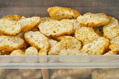 Sarı krakerler kapanıyor. Ekmek kırıntılarının dokusu. Bir sürü kuru ekmek..