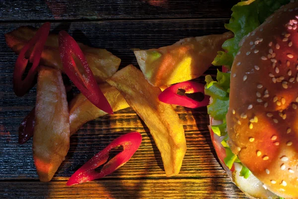 Burger Mit Pommes Auf Einem Dunklen Holzbrett Cheeseburger Mit Schnitzel — Stockfoto