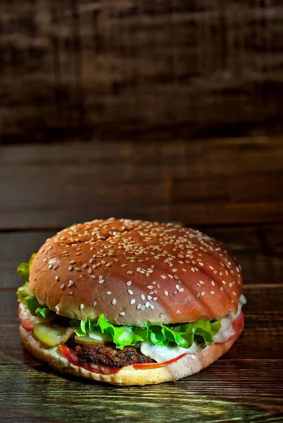 Burger Egy Sötét Táblán Sajtburger Szelettel Gyógynövényekkel Fekete Háttérrel Étel — Stock Fotó