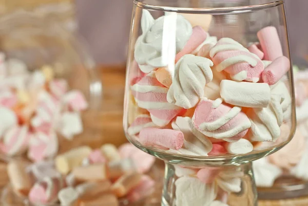 Doces Copo Uma Mesa Madeira Utensílios Transparentes Com Marshmallows Biz — Fotografia de Stock