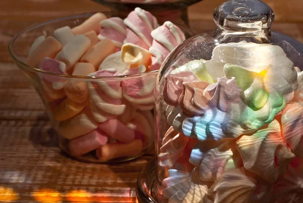 Süßigkeiten Glas Auf Einem Holztisch Transparente Utensilien Mit Marshmallows Und — Stockfoto