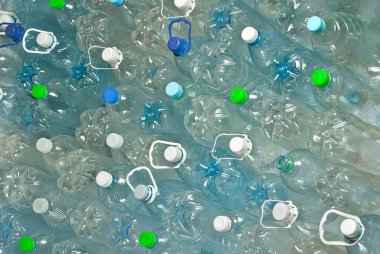 Birçok plastik şişe dökülüyor. Şeffaf su şişelerinin dokusu. Çevre kirliliği ve çevre sorunları kavramı.