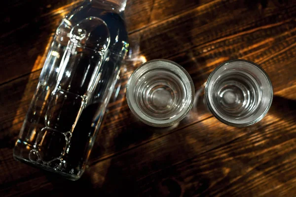 Frysta Glas Med Alkohol Nära Flaskan Drinkar Ett Mörkbrunt Bord — Stockfoto