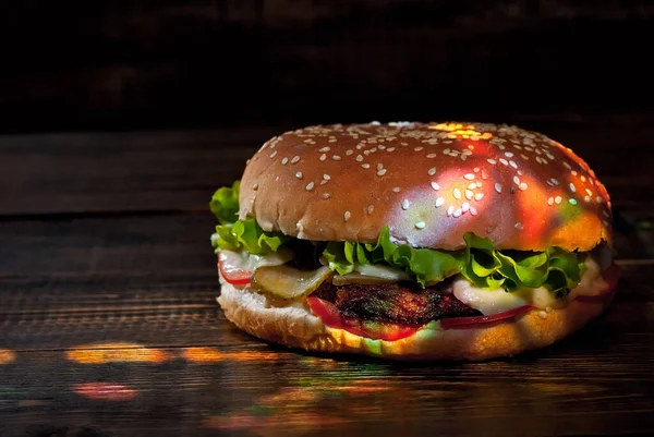 Burger Ciemnej Drewnianej Desce Cheeseburger Kotletem Ziołami Czarnym Tle Jedzenie — Zdjęcie stockowe