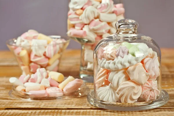 Snoep Een Glas Een Houten Tafel Transparante Gebruiksvoorwerpen Met Marshmallows — Stockfoto