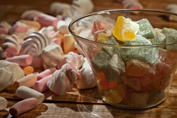 Montón Dulces Frasco Vidrio Sobre Fondo Madera Dulces Con Glaseado —  Fotos de Stock