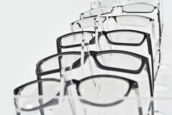 Wiele Szklanek Białym Tle Okulary Ułożone Rzędzie Przezroczystej Witrynie Sklepowej — Zdjęcie stockowe