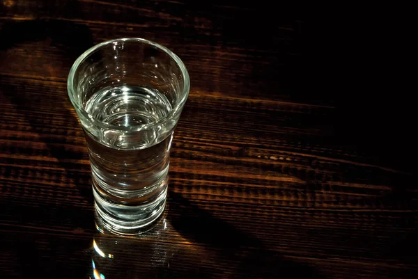 Óculos Com Álcool Perto Vodka Fundo Madeira Marrom Mesa Vidro — Fotografia de Stock