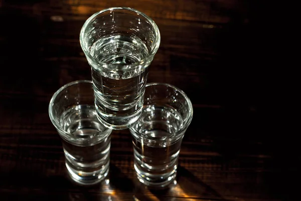 Alkoholos Szemüveg Közelről Vodka Barna Háttérrel Üvegasztal Kopott Deszkákról Poharak — Stock Fotó