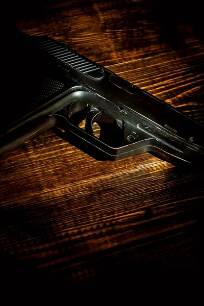 Una Vieja Pistola Shabby Una Mesa Marrón Arma Negra Una — Foto de Stock