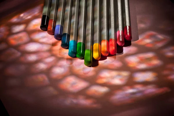 Lápices Colores Fondo Papel Cerca Muchos Lápices Con Una Luz —  Fotos de Stock