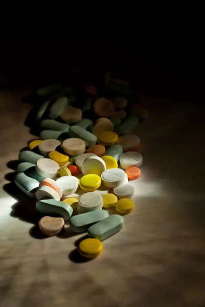 Белый Желтый Красный Оранжевый Синий Таблетки Фоне Картона Лекарства Тёмном — стоковое фото