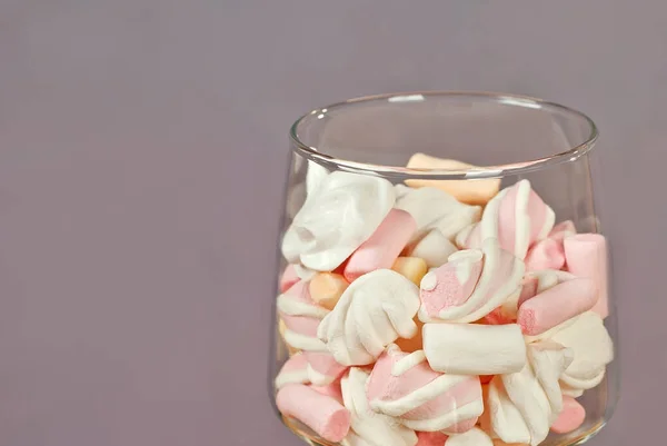 Doces Num Copo Rosa Com Marshmallows Brancos Fundo Roxo — Fotografia de Stock