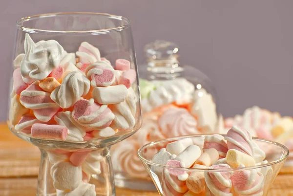 Snoep Een Glas Een Houten Tafel Transparante Gebruiksvoorwerpen Met Marshmallows — Stockfoto