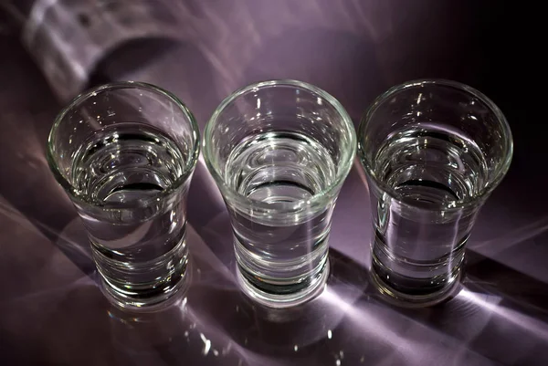 Brýle Alkoholem Vodka Fialovém Pozadí — Stock fotografie