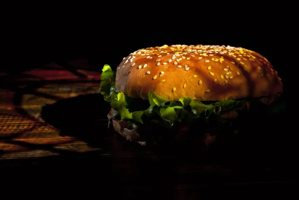 Burger Ciemnej Drewnianej Desce Cheeseburger Kotletem Ziołami Czarnym Tle Jedzenie — Zdjęcie stockowe