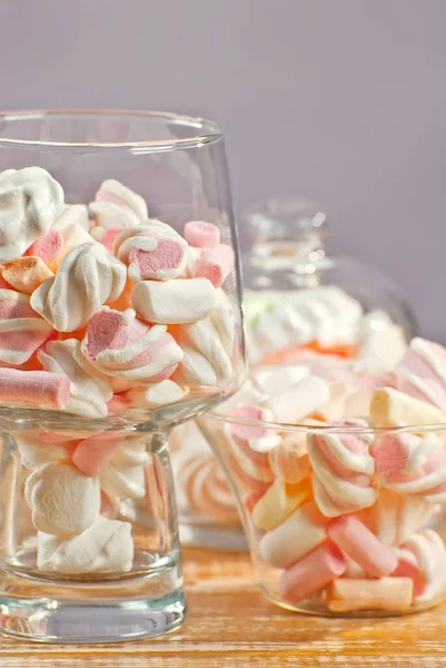 Doces Copo Uma Mesa Madeira Utensílios Transparentes Com Marshmallows Biz — Fotografia de Stock