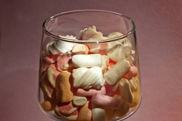 Doces Num Copo Rosa Com Marshmallows Brancos Fundo Roxo — Fotografia de Stock