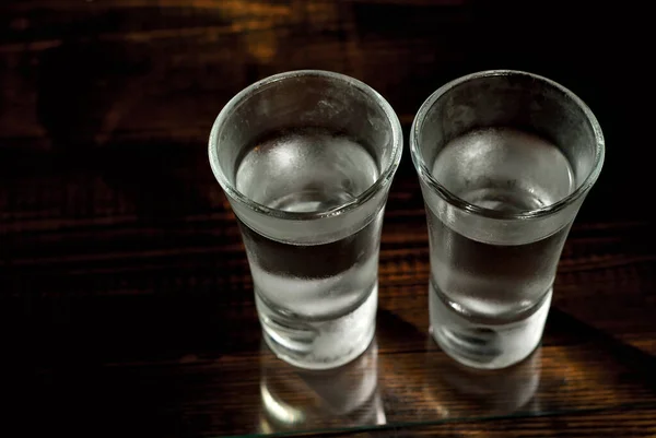 Dois Copos Congelados Bem Perto Óculos Com Álcool Uma Mesa — Fotografia de Stock