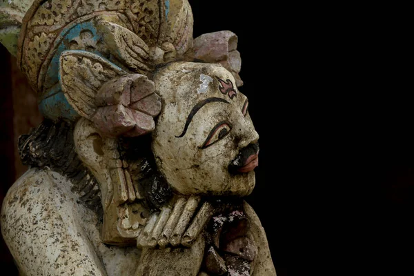 Stone sculptuur op de deur van de tempel in Bali — Stockfoto