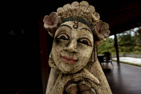 Escultura de piedra en la puerta de entrada del Templo en Bali — Foto de Stock