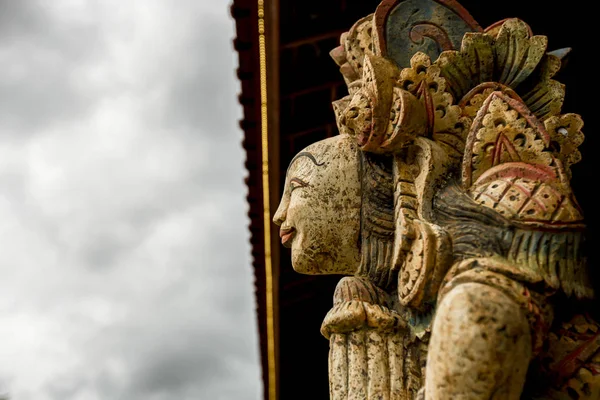 A bejárati ajtó a templom Bali Stone-szobor — Stock Fotó