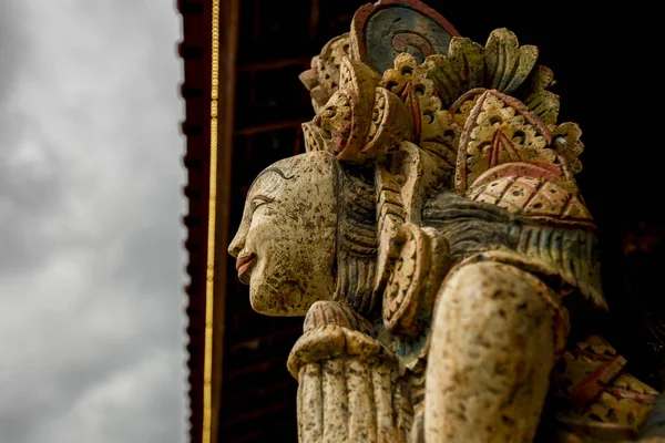 Scultura in pietra sulla porta d'ingresso del Tempio di Bali — Foto Stock