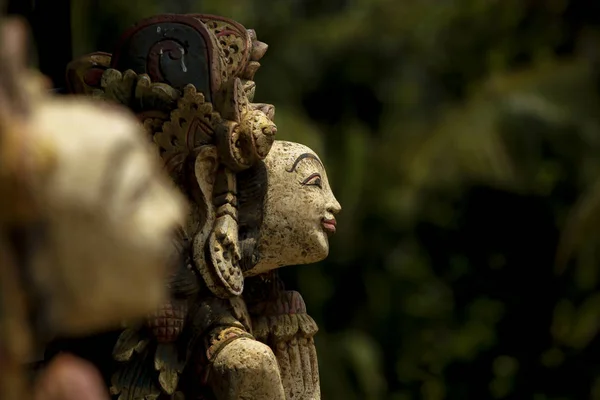 Escultura de piedra en la puerta de entrada del Templo en Bali — Foto de Stock
