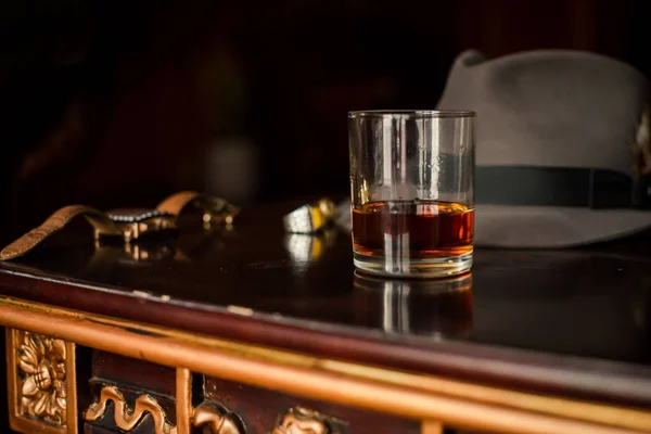 Bardak viski ahşap retro masada — Stok fotoğraf